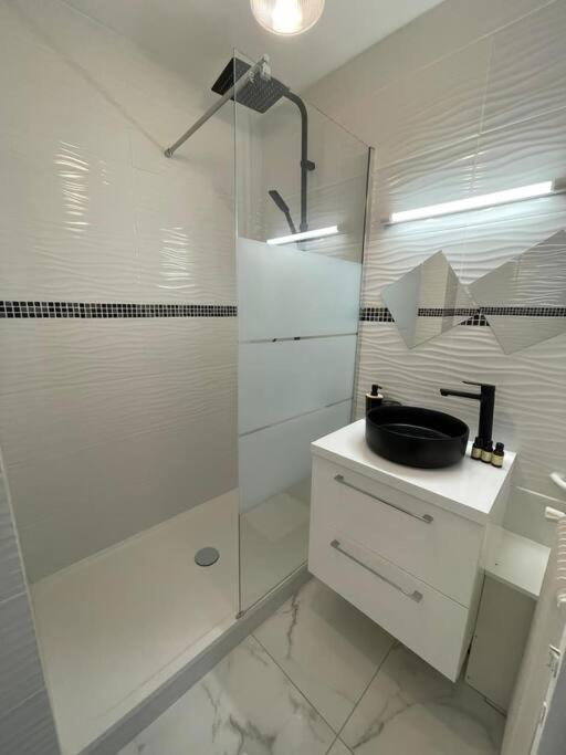 Appartement 2 Pieces, Salon Et Chambre, 44M2 Refait A Neuf Clichy Bagian luar foto